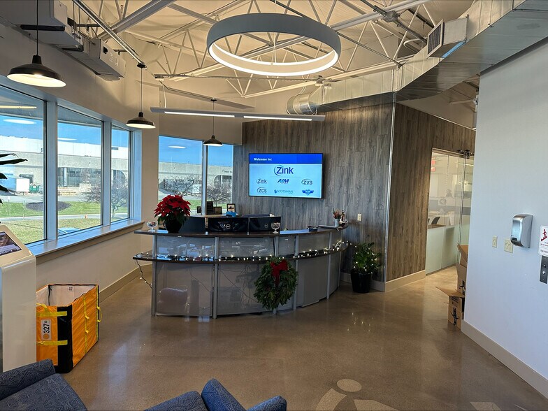 More Photos Of 655 Dearborn Park Ln, Worthington Warehouse For Lease