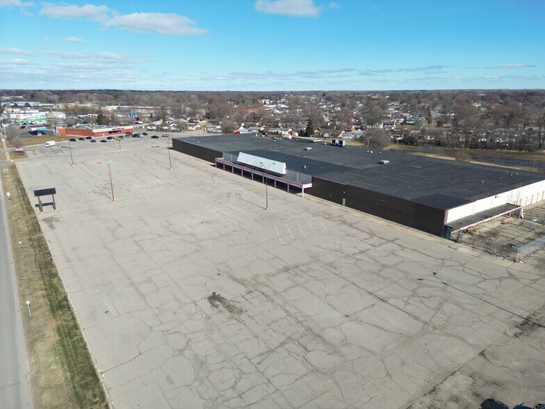 More Photos Of 34800 Groesbeck Hwy, Clinton Township Freestanding For Lease