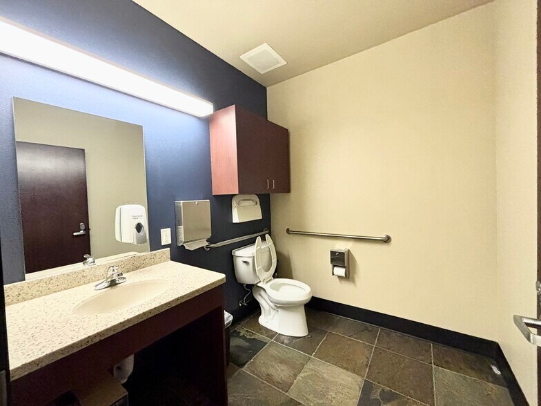 More Photos Of 1301 Poplar Dr, Medford Medical For Lease