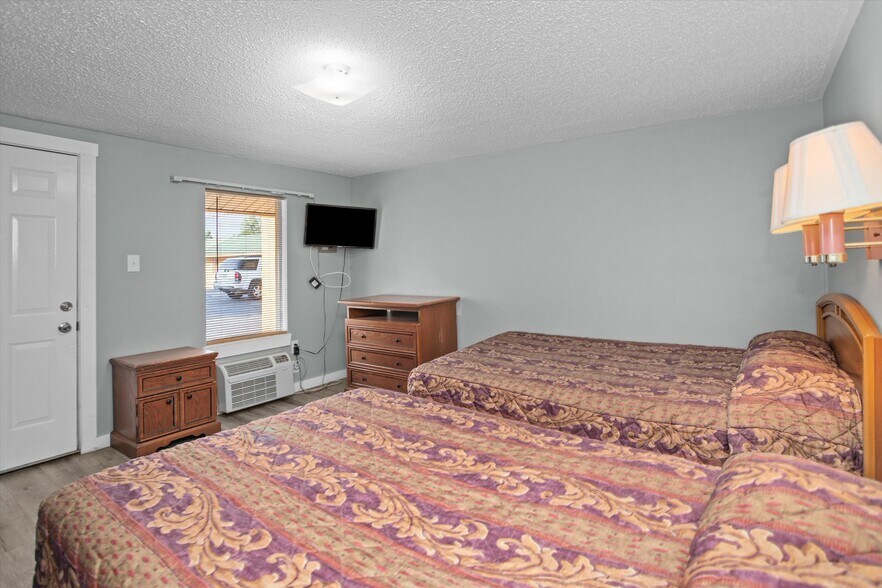More Photos Of 1706 S 1st St, Lufkin Hotel For Sale