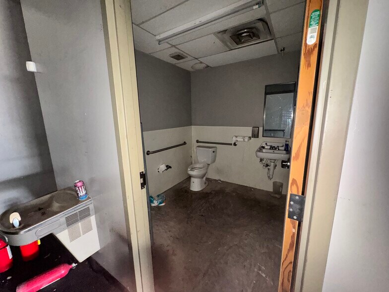 More Photos Of 6410-6422 Spencer Hwy, Pasadena Unknown For Lease