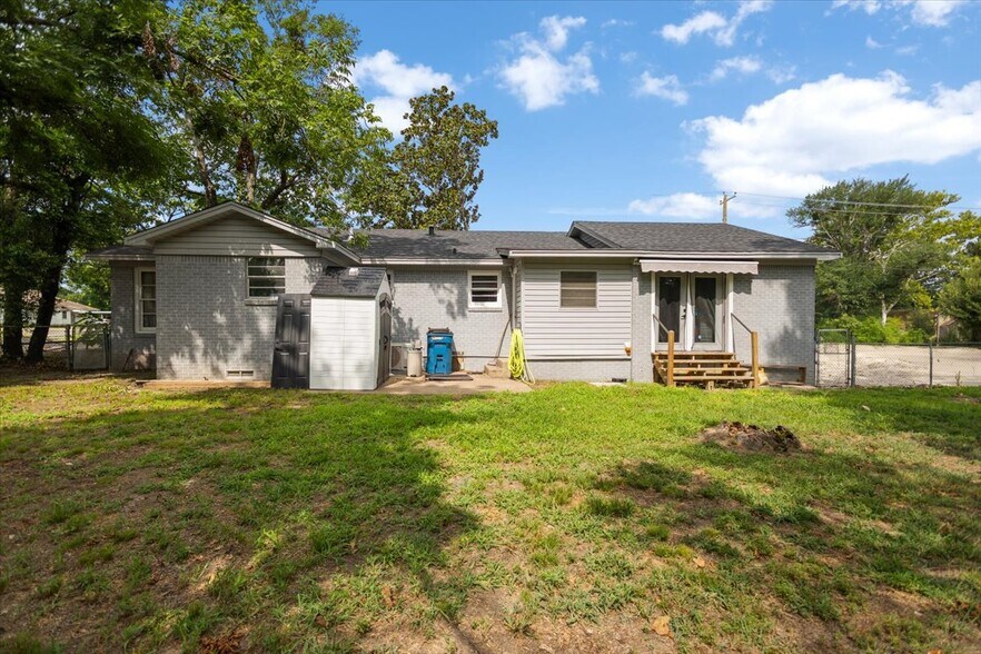 More Photos Of 501 N Main St, Lindale Office For Sale