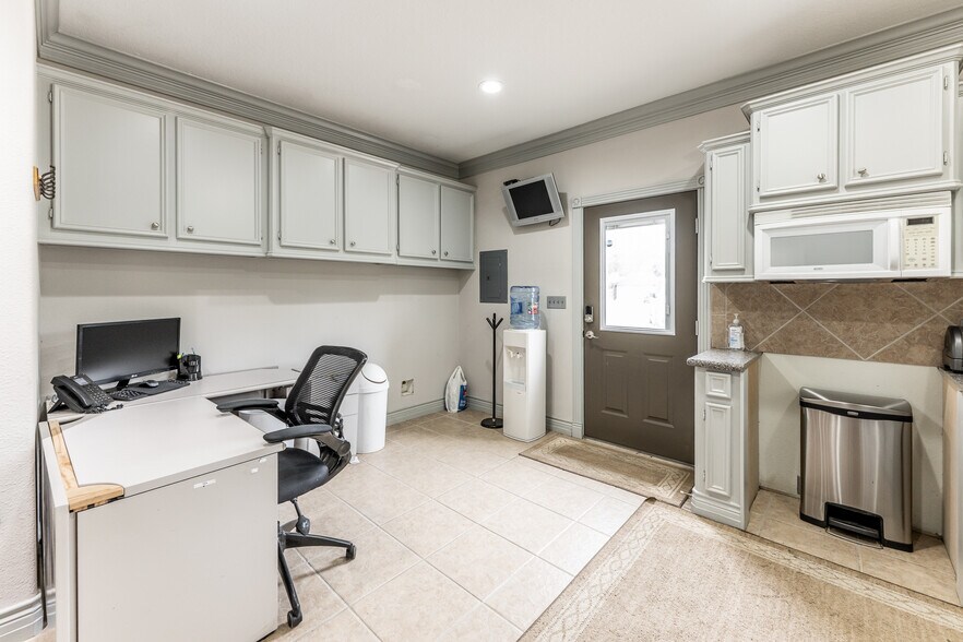 More Photos Of 101 Hidden Valley Cir, Huntsville Office For Sale