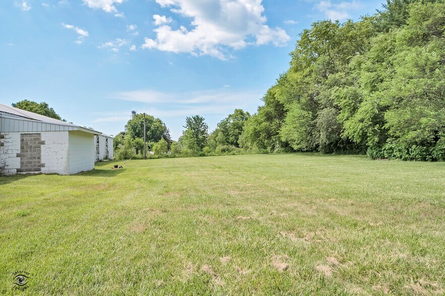 More Photos Of 405 NW Greely Ave, Iroquois Sports And Entertainment For Sale