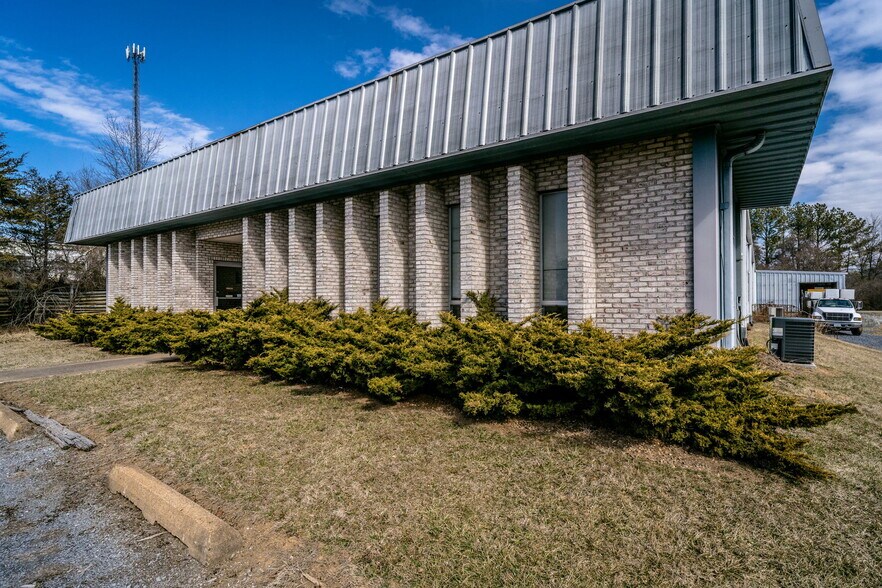 More Photos Of 52 Mid Valley Ln, Verona Warehouse For Lease