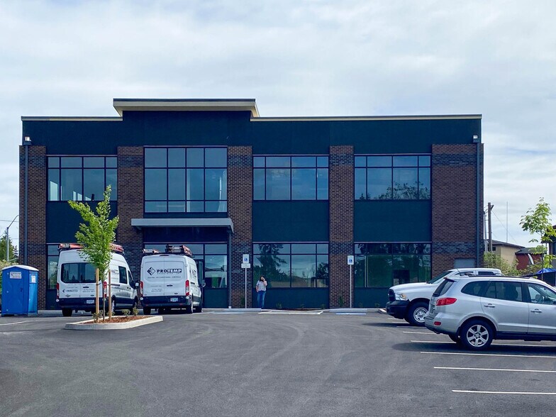 More Photos Of 735 E Clarendon St, Gladstone Office For Sale