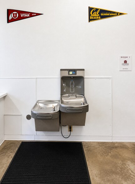 More Photos Of 1905 Mountain Rd NW, Albuquerque Schools For Lease