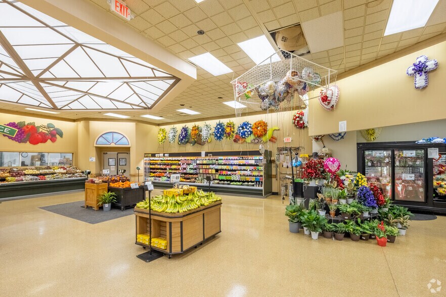 More Photos Of 208 E Mcintyre St, Mullins Supermarket For Sale