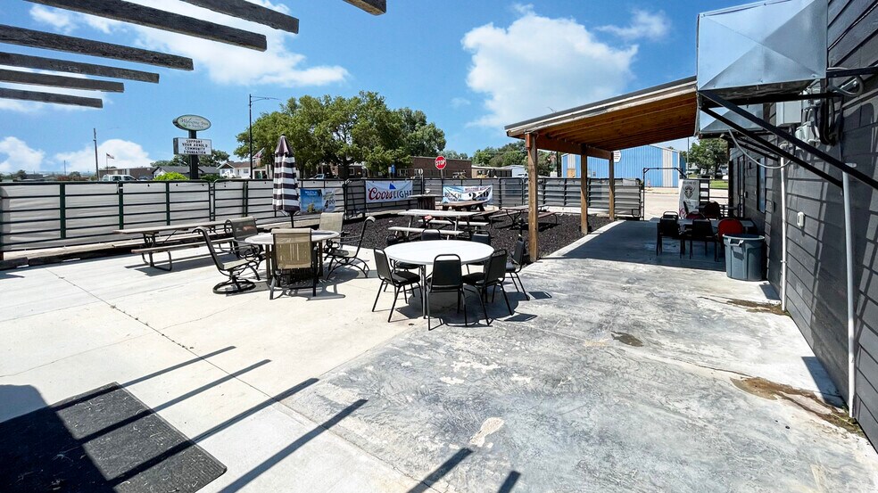 More Photos Of 208 W Arnold Ave, Arnold Restaurant For Sale