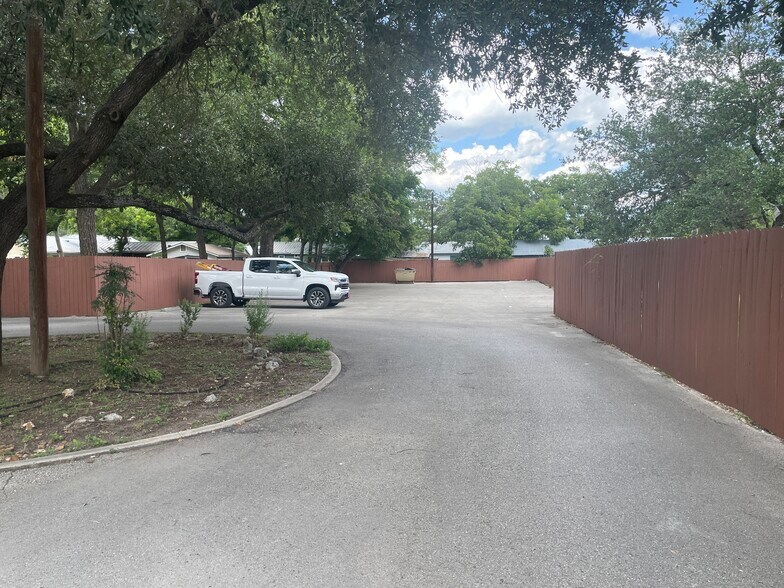 More Photos Of 652 N Houston Ave, New Braunfels Medical For Lease