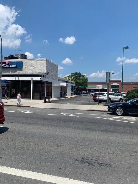 More Photos Of 725 Co Op City Blvd, Bronx Fast Food For Lease