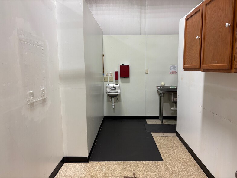 More Photos Of 10112 Royal Dr, Saint Louis Schools For Lease