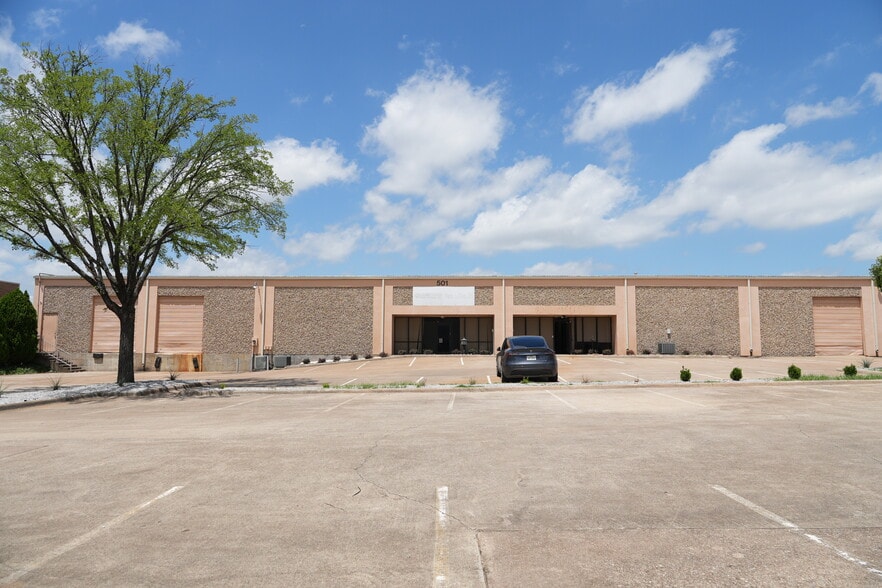More Photos Of 501 Industrial Dr, Richardson Warehouse For Lease
