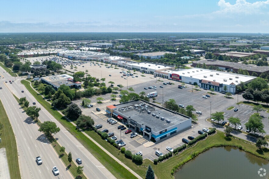 More Photos Of 445 E Townline Rd, Vernon Hills Freestanding For Lease