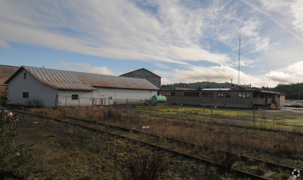 More Photos Of 1551 SE Lyle St, Dallas Warehouse For Sale