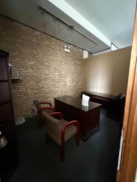 More Photos Of 2251 W 24th St, Chicago Office For Lease