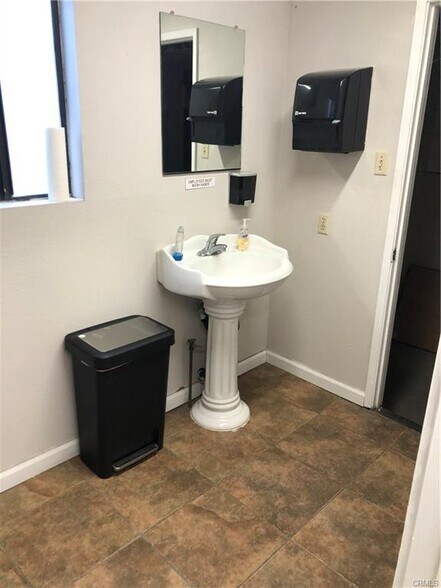 More Photos Of 29 E Cone Ave, Merced Office For Lease