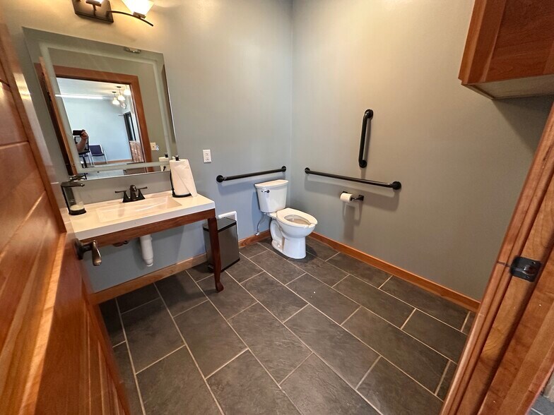 More Photos Of 1623-1635 Chicago Dr SW, Grand Rapids Freestanding For Lease