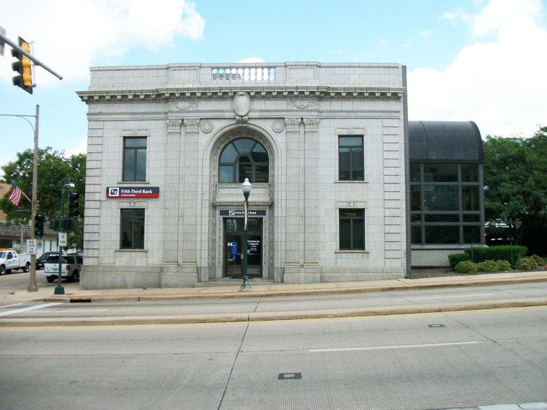 Primary Photo Of 102 S Galena Ave, Dixon Bank For Lease