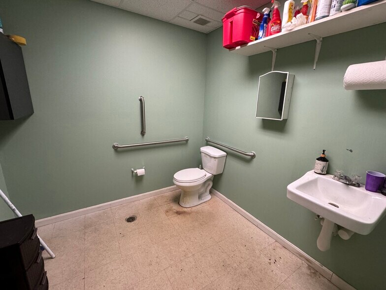More Photos Of 1025 N Pearl St, Bridgeton Storefront For Lease