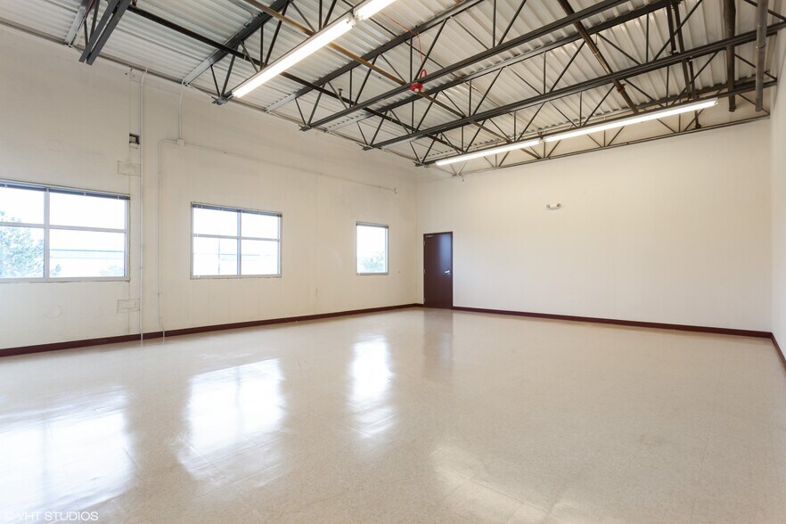 More Photos Of 475 Quadrangle Dr, Bolingbrook Warehouse For Lease