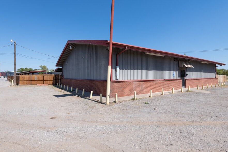 More Photos Of 1402 Old Iowa Park, Wichita Falls Specialty For Lease
