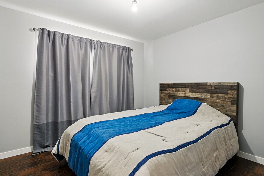 More Photos Of 91 E Main St, Bicknell Hotel For Sale