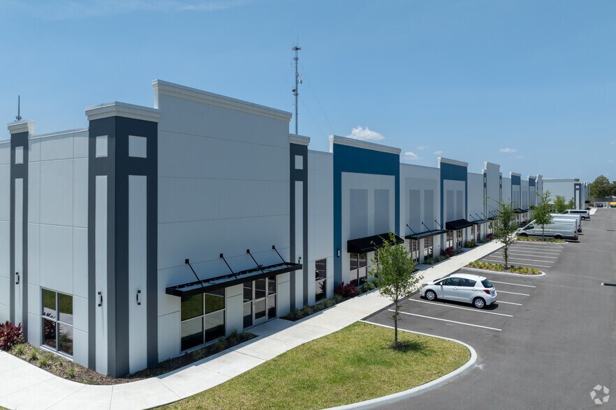 More Photos Of 7906 Kingspointe Pky, Orlando Unknown For Lease