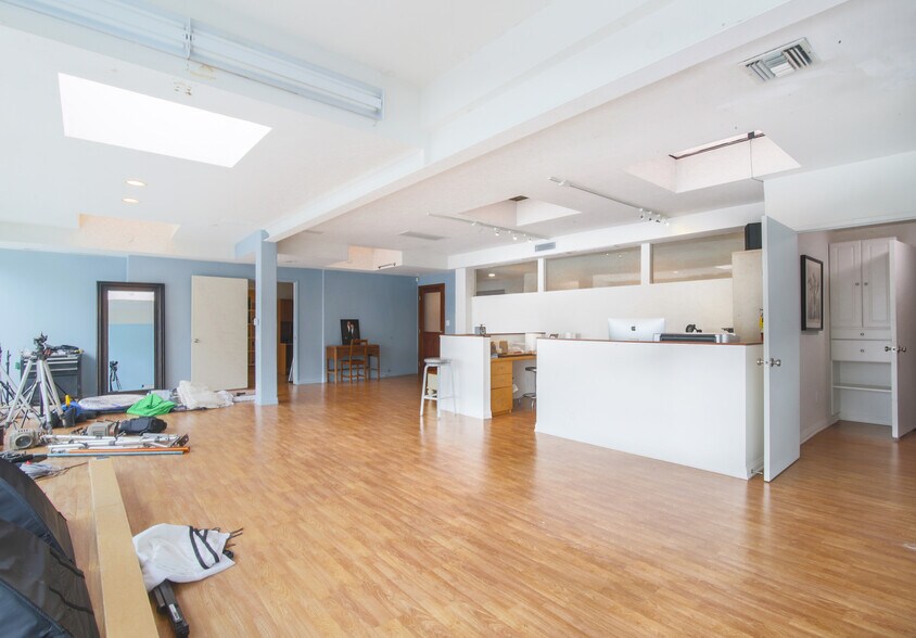 More Photos Of 261 S Robertson Blvd, Beverly Hills Storefront Retail Office For Sale