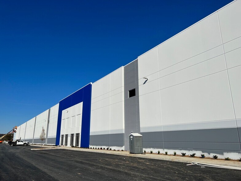 More Photos Of 825 Beechcroft Rd, Spring Hill Distribution For Lease