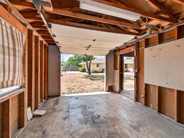 More Photos Of 1702 Lone Oak Dr, Leander Flex For Sale