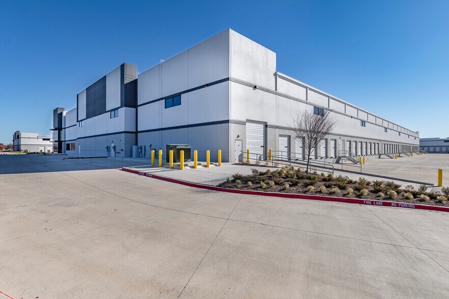 More Photos Of 4536 W Royal, Irving Warehouse For Lease