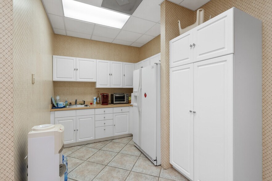More Photos Of 20 Capital Dr, Hilton Head Island Showroom For Sale