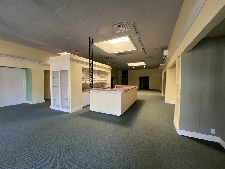 More Photos Of 600-698 E Arlington Blvd, Greenville Unknown For Lease