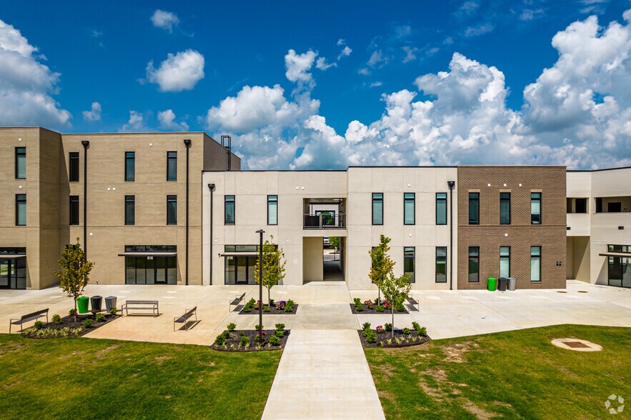 More Photos Of 5100 W Park Dr, Rogers Unknown For Lease