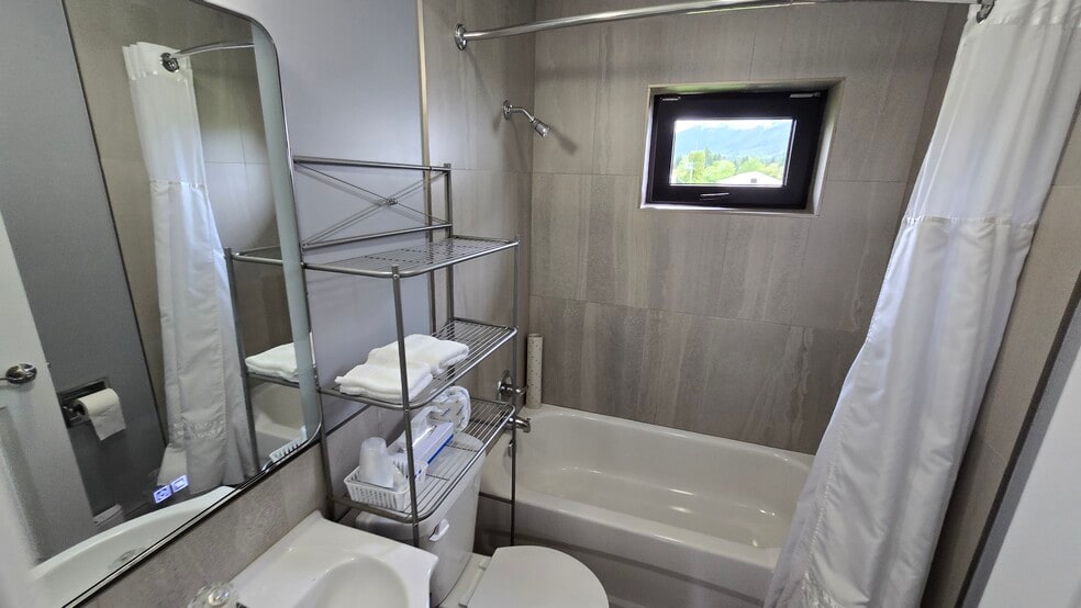 More Photos Of 101 Oak St, Fauquier Hotel For Sale