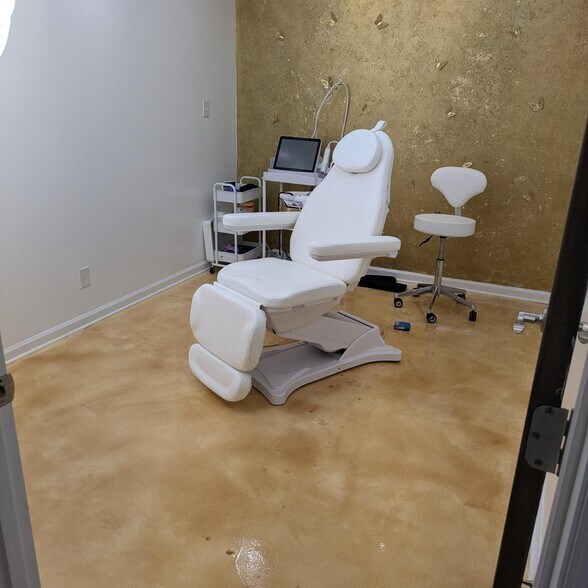 More Photos Of 1051 Johnnie Dodds Blvd, Mount Pleasant Medical For Lease