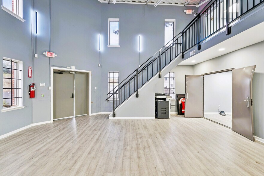 More Photos Of 1458 County Line Rd, Huntingdon Valley Flex For Sale