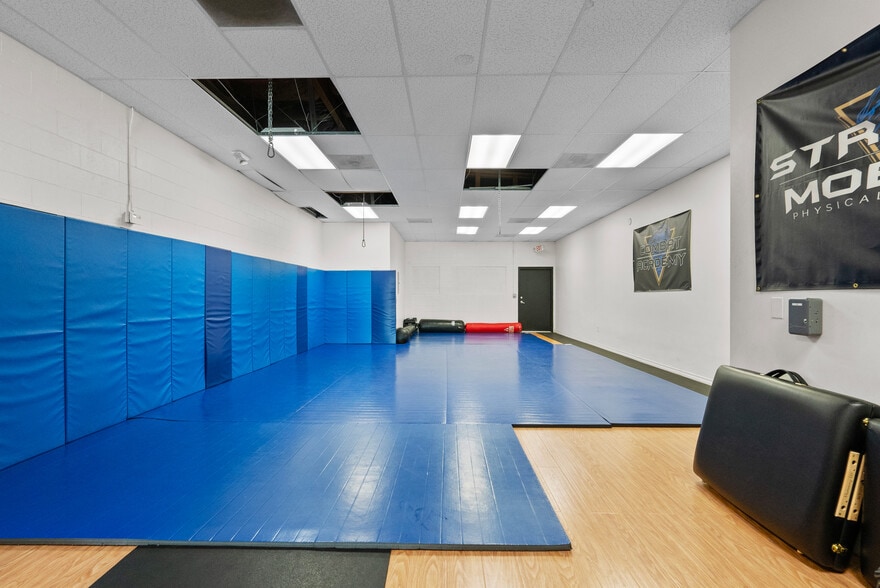 More Photos Of 20941-20947 Roscoe Blvd, Canoga Park General Retail For Lease