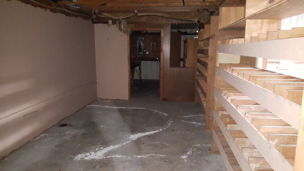 More Photos Of 2300 Grand Blvd, Holiday Light Distribution For Lease
