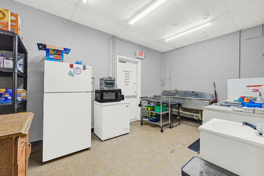 More Photos Of 2000 Cedar Dr, La Marque Freestanding For Sale