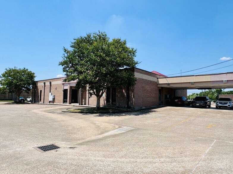 More Photos Of 120 E 8th St, Deer Park Office For Sale