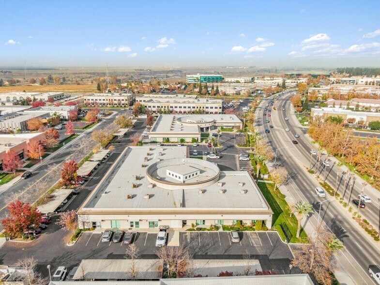 More Photos Of 7475 N Palm Ave, Fresno Office For Lease