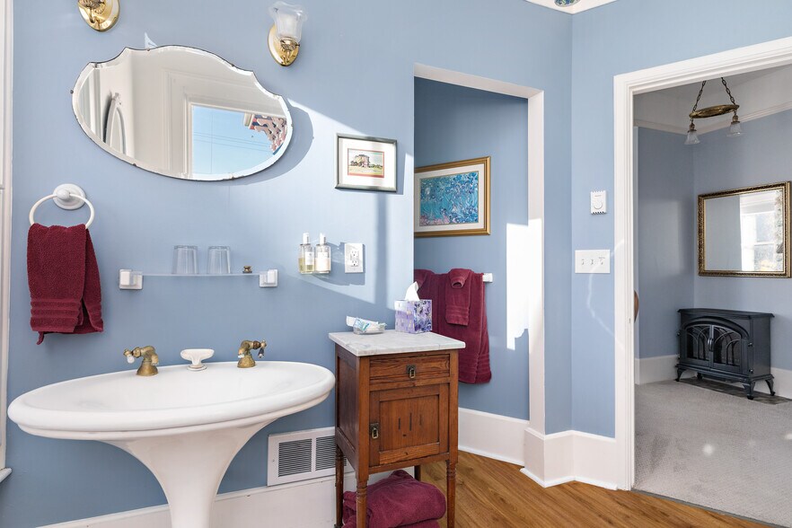 More Photos Of 704 N Main St, Coupeville Hospitality For Sale