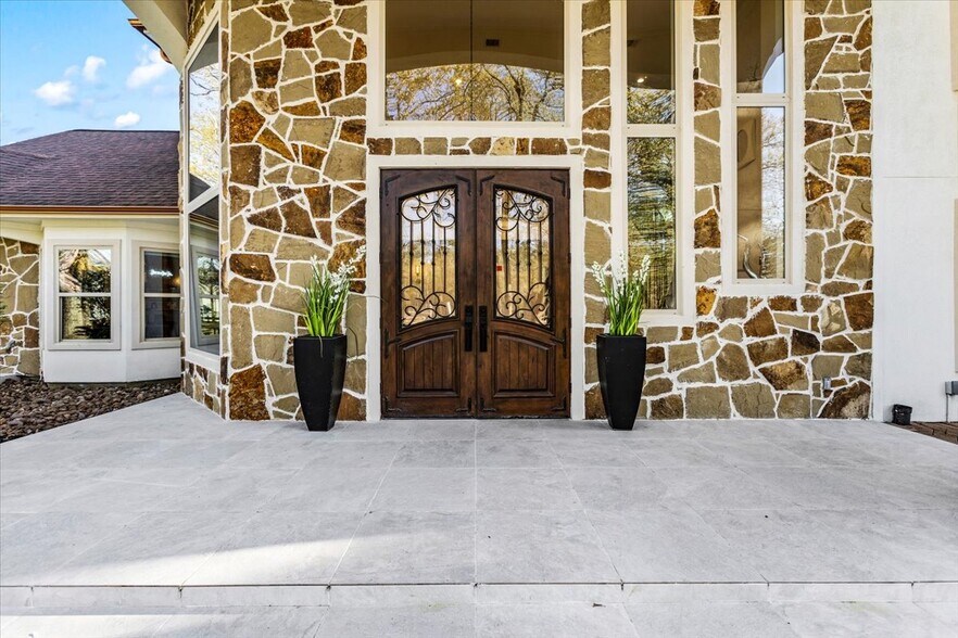 More Photos Of 8811 West Ln, Magnolia Office For Sale