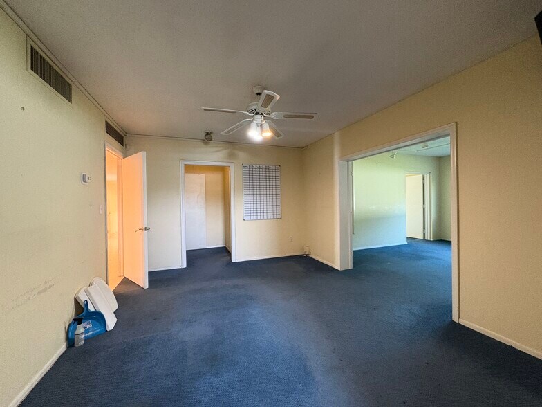 More Photos Of 5750 Swift Rd, Sarasota Freestanding For Lease