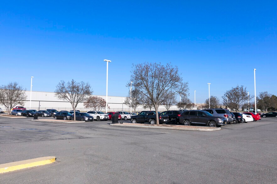 More Photos Of 1700 Schuster Rd, Delano Distribution For Lease