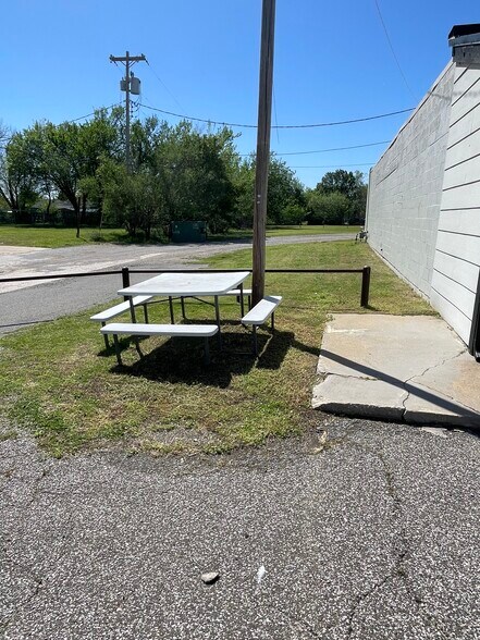 More Photos Of 938 N Flood Ave, Norman General Retail For Sale