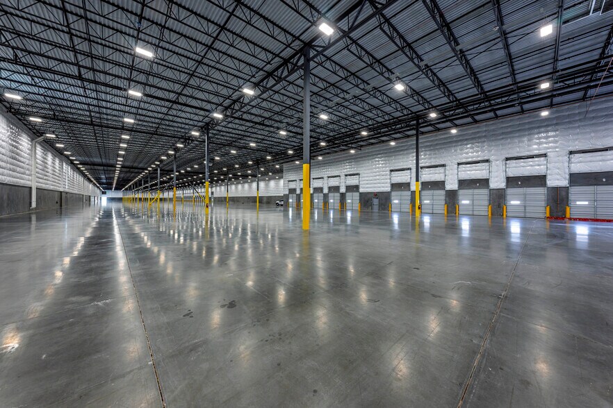 More Photos Of 13550 N Dysart Rd, Surprise Distribution For Lease