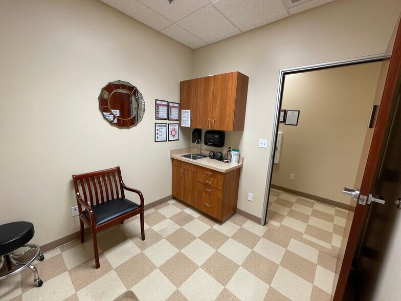 More Photos Of 9900 Stockdale Hwy, Bakersfield Medical For Lease